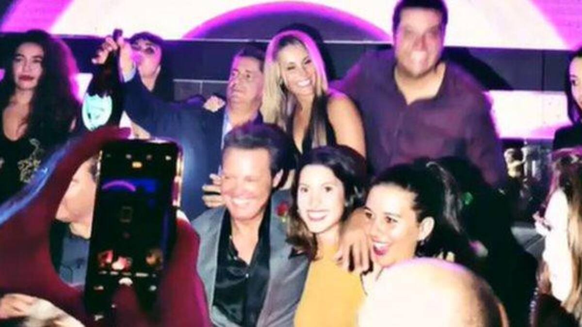 Luis Miguel en el cumpleaños de su hermano