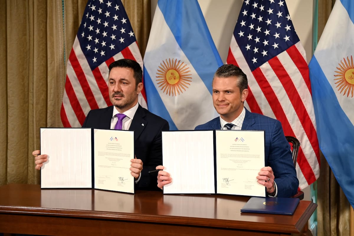 Luis Petri junto a Pete Hegseth, jefe del Pentágono.