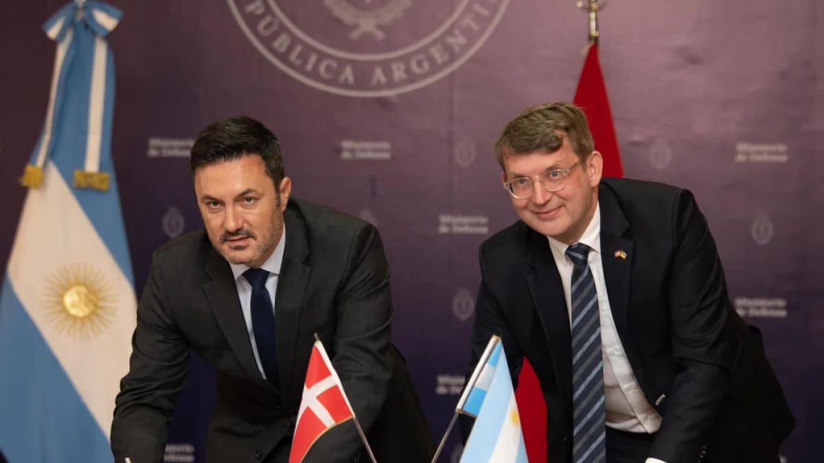 Luis Petri y su par danés Troel Lund Pousen. Foto: NA.