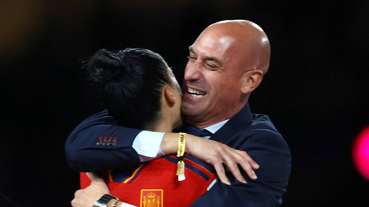 Luis Rubiales con Jenni Hermoso. Foto: Reuters