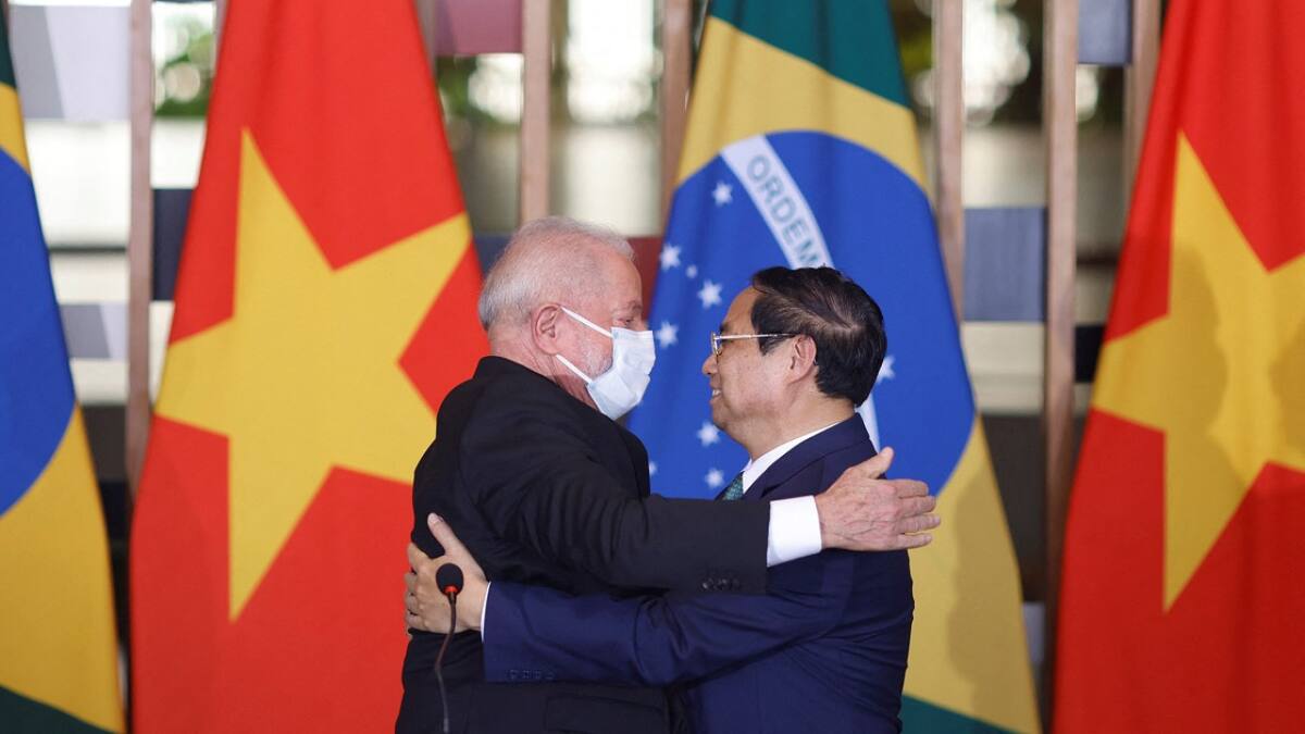 Lula da Silva y el primer ministro vietnamita Pham Minh Chính. Foto: Reuters.