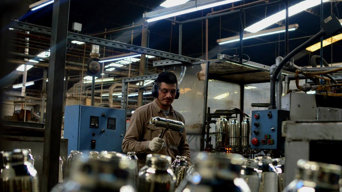 Del “Made in Argentina” al importado: todas las fábricas que cerraron o redujeron su producción local ante la caída del consumo