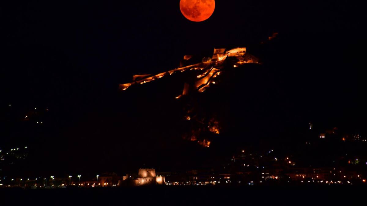 Luna de Esturión sobre el Peloponeso. Foto: EFE.