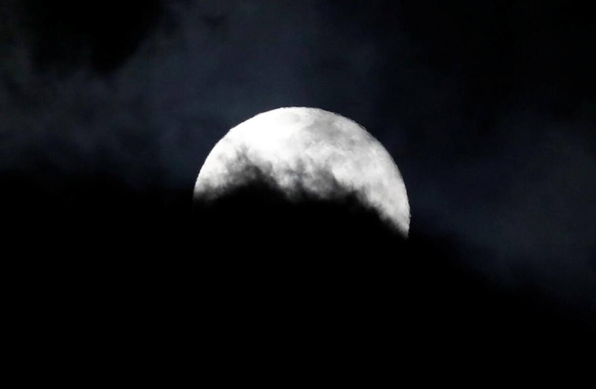 Luna de Nieve, Reuters