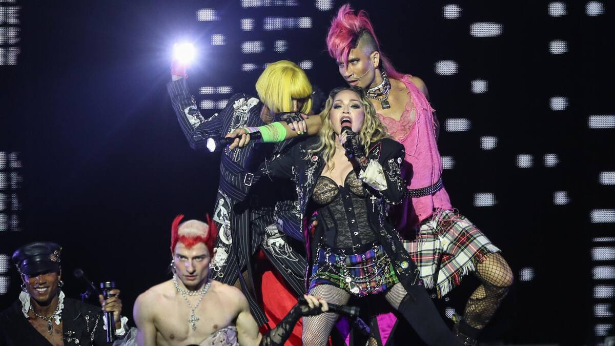 Madonna se presentó en un concierto gratuito, única presentación de su gira The Celebration Tour en Sudamérica, en la playa de Copacabana. EFE