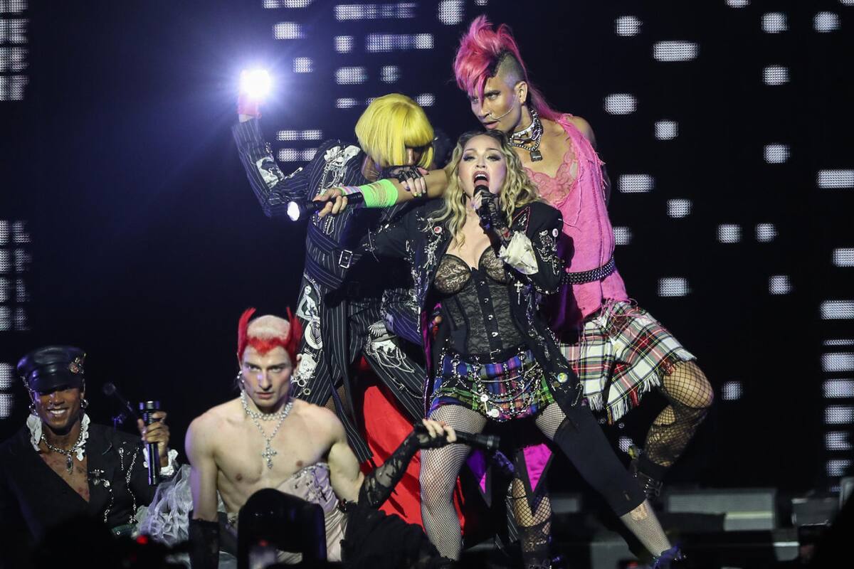 Madonna se presentó en un concierto gratuito, única presentación de su gira The Celebration Tour en Sudamérica, en la playa de Copacabana. EFE