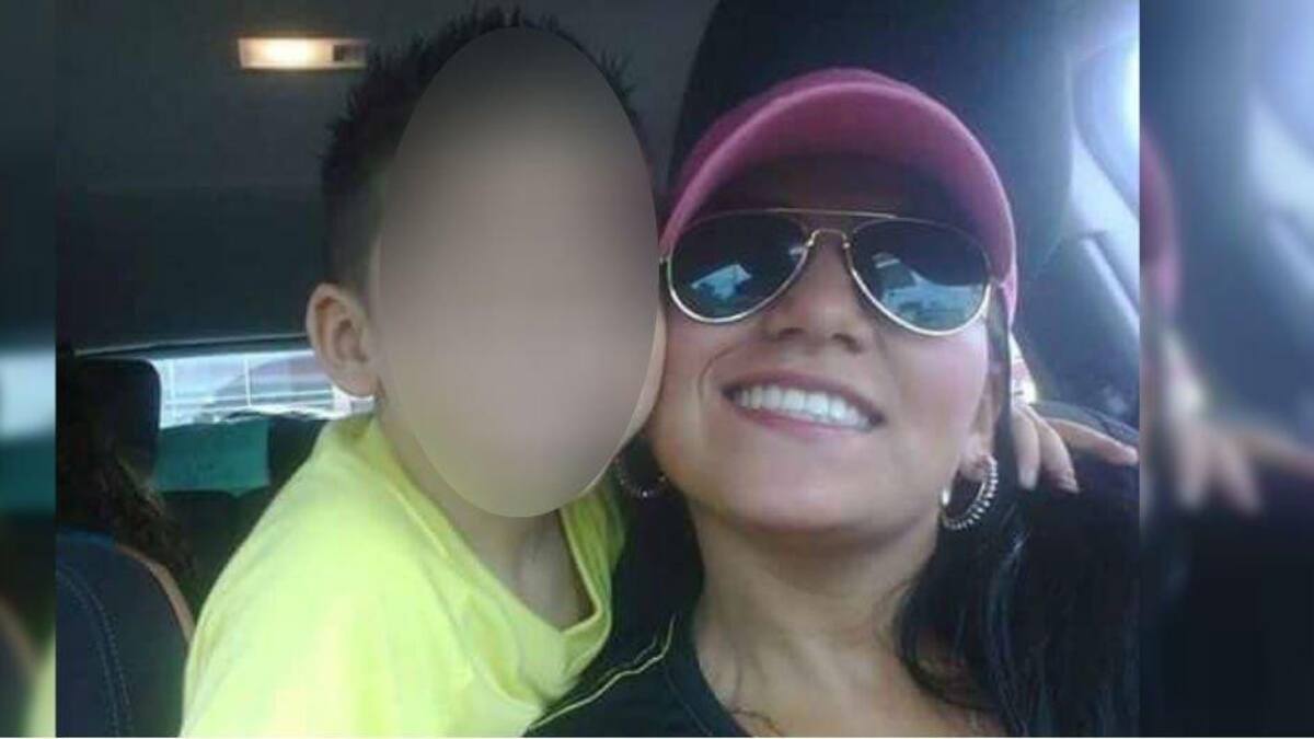 Madre que se lanza con su hijo en brazos en México