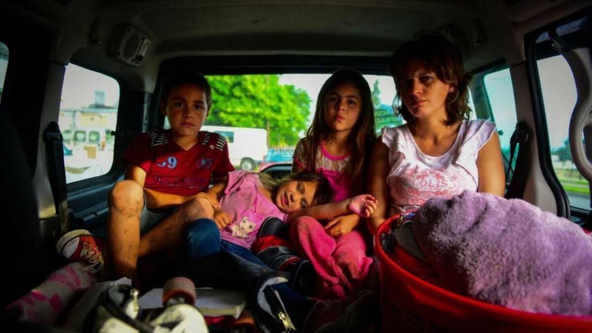 Madre y sus cinco hijos viven en una camioneta luego de que le usurparan la casa