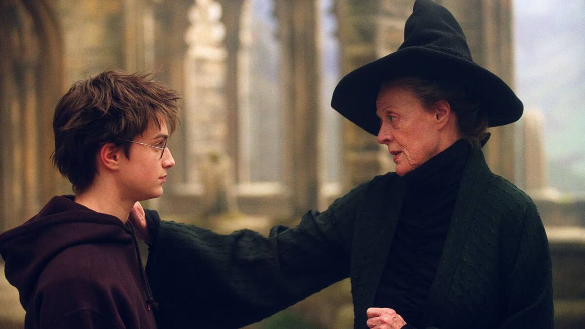 Maggie Smith junto a Daniel Radcliffe en Harry Potter. Foto: Captura.