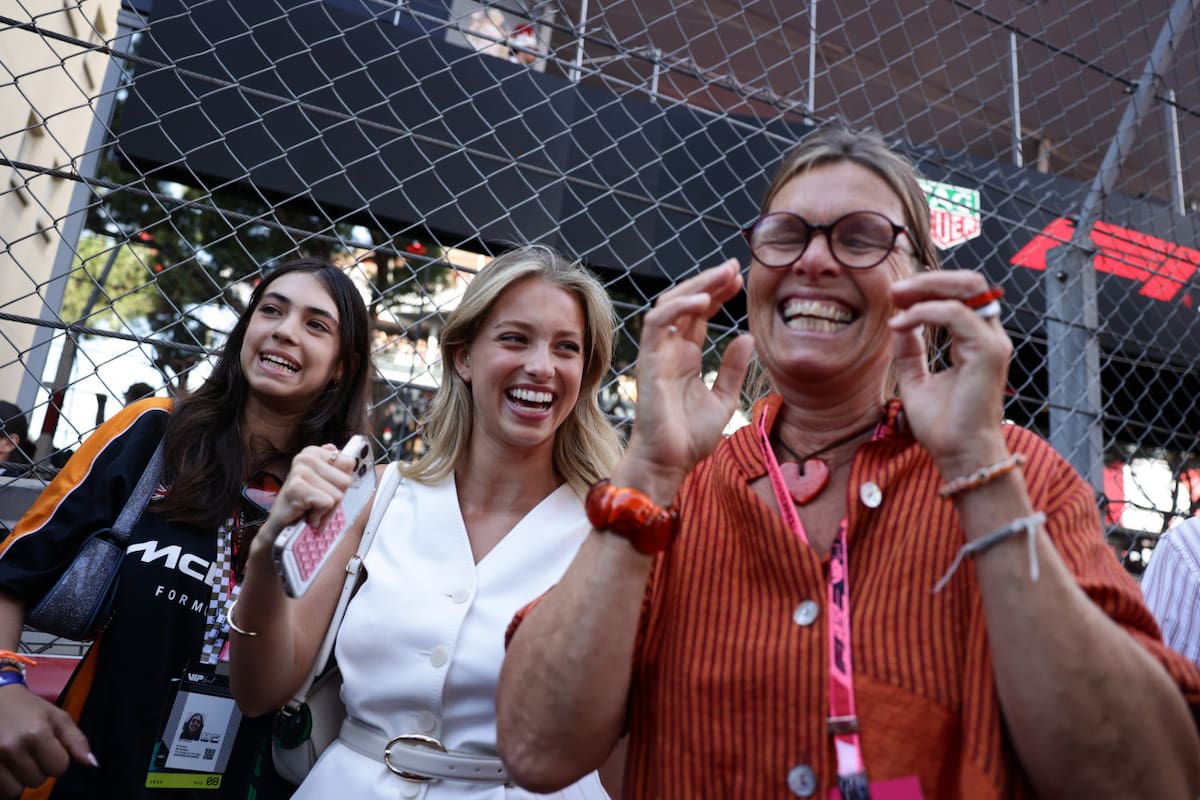 Magui Corceiro junto a su mamá, Cisca Wauman, festejando tras el triunfo de Norris en el Gran Premio de Mónaco. Foto: REUTERS/Jakub Porzycki