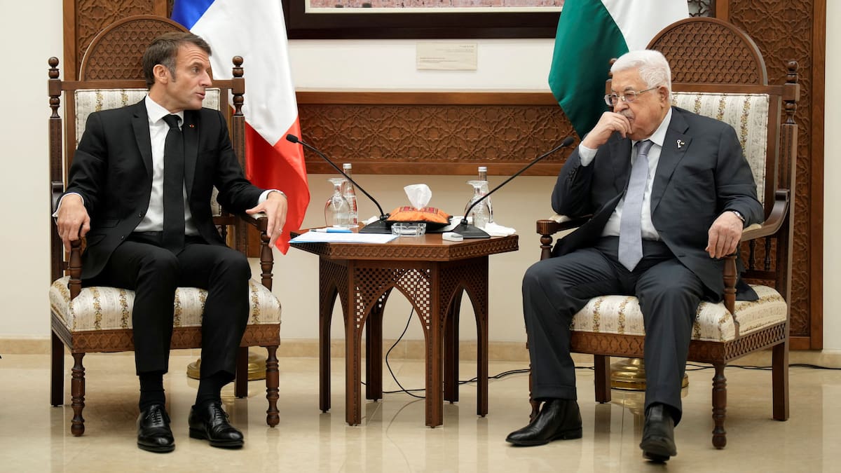 Mahmoud Abbas y Emmanuel Macron.