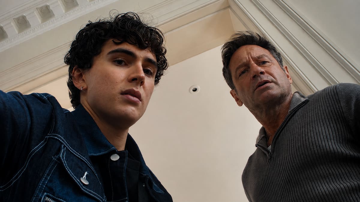 Adopta una identidad falsa, se infiltra en una familia millonaria y prepara su venganza: así es la miniserie de 6 episodios con David Duchovny