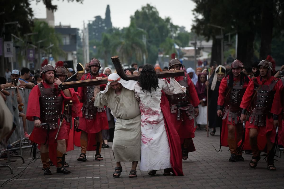 Malvinas Argentinas vivió el Vía Crucis junto a sus comunidades parroquiales