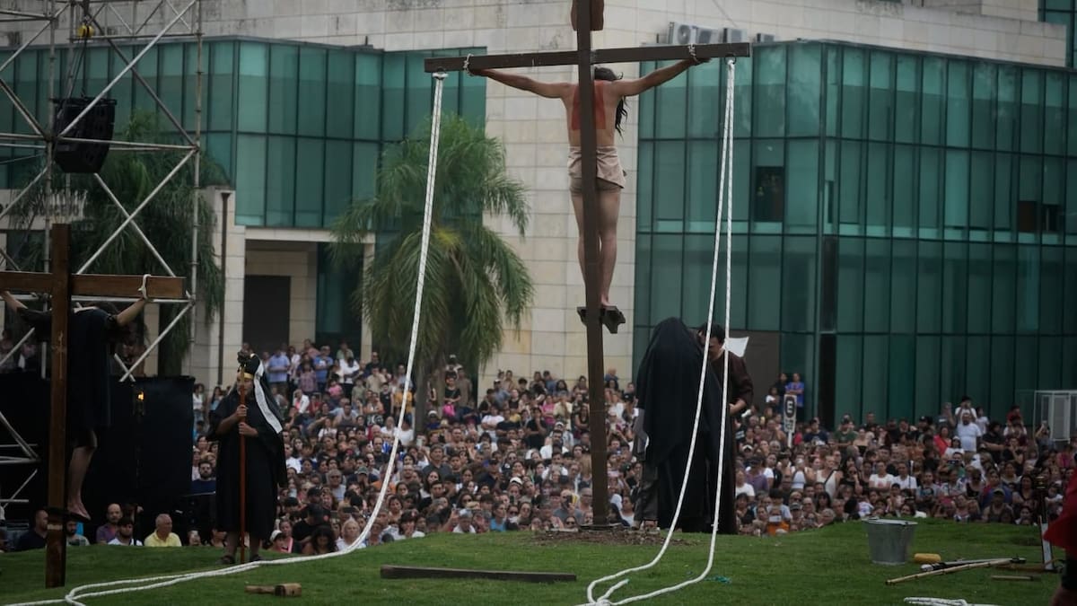 Malvinas Argentinas vivió el Vía Crucis junto a sus comunidades parroquiales