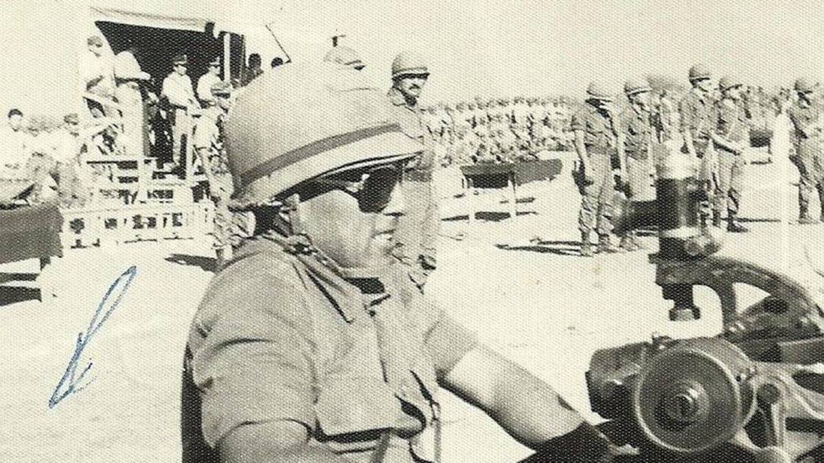 Malvinas: vio al Principe Andrés con casco de su padre, tras 17 años pide se lo devuelvan