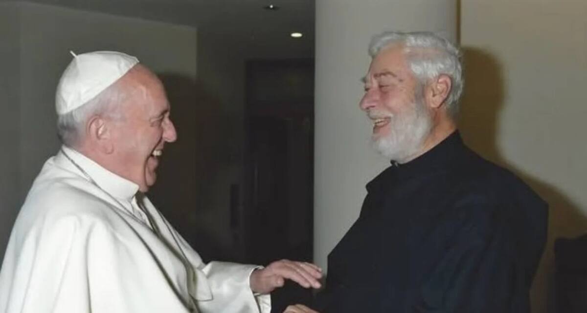 Mamerto Menapace y el Papa Francisco.