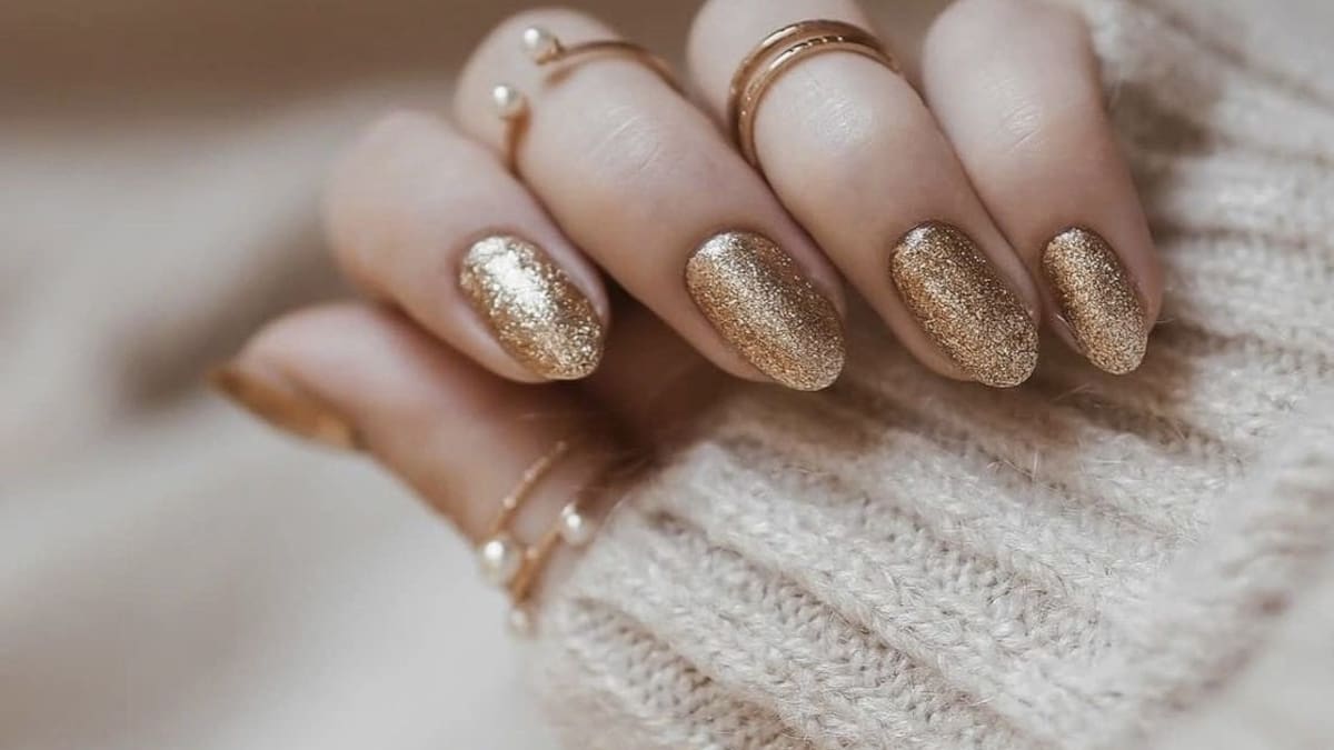 La manicura dorado perlado es tendencia: el tono elegante que reemplaza al metalizado intenso