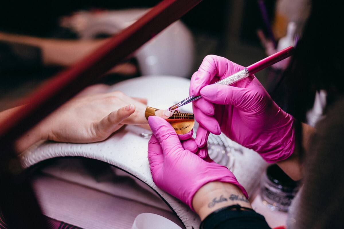 Manicura, uñas. Foto: Pexels.
