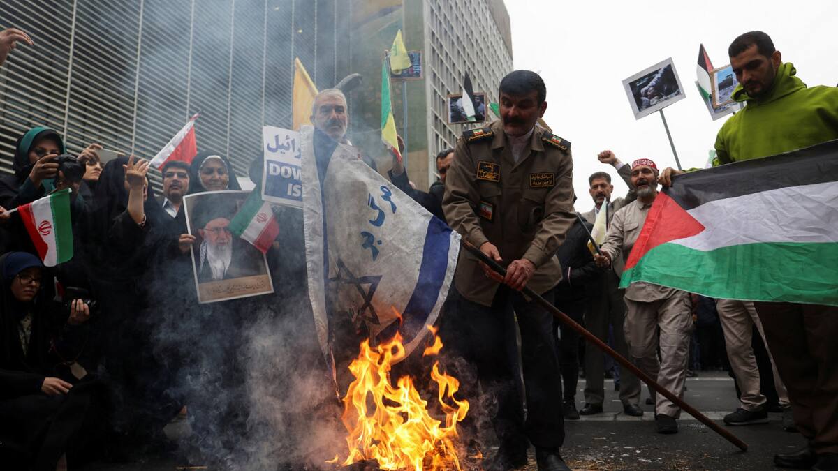 Efectivos de inteligencia iraní disparan a drones. Foto: Reuters.