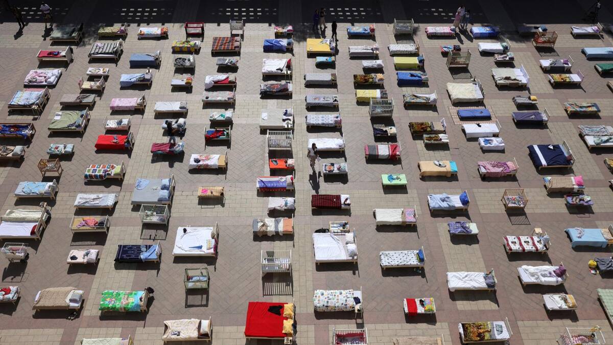 Manifestación con camas en Jerusalén para exigir liberación de rehenes. Foto: EFE.