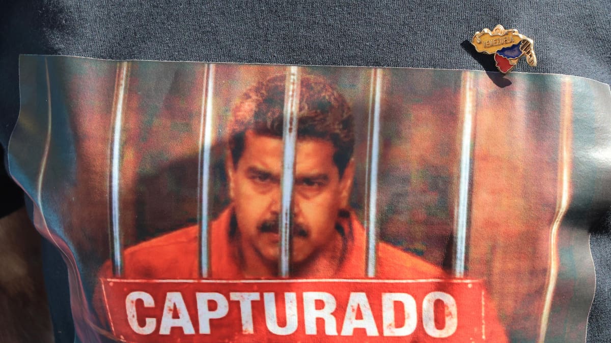 Una persona viste una camiseta con la imagen del presidente de Venezuela, Nicolás Maduro, con la frase "Capturado"