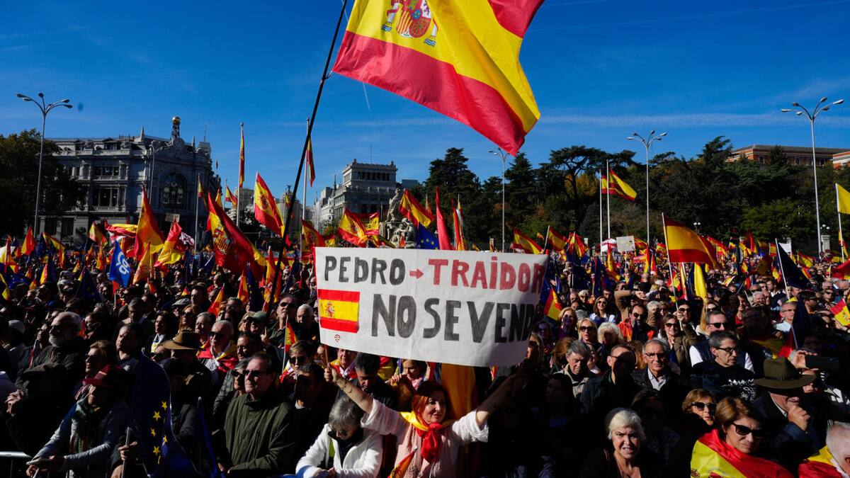 Manifestación en Madrid en contra de Pedro Sánchez y la amnistía con catalanes. Foto: EFE