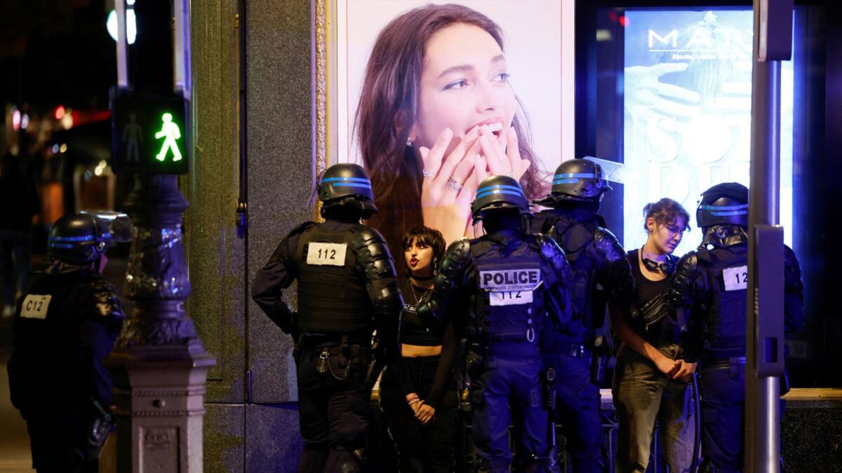 Jóvenes detenidos en las calles de París. Foto: Reuters.