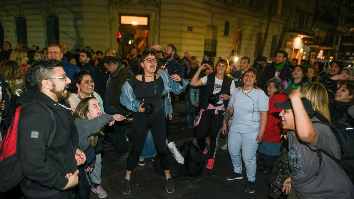 Manifestaciones frente a la casa de Cristina Kirchner en Recoleta. Foto: NA.