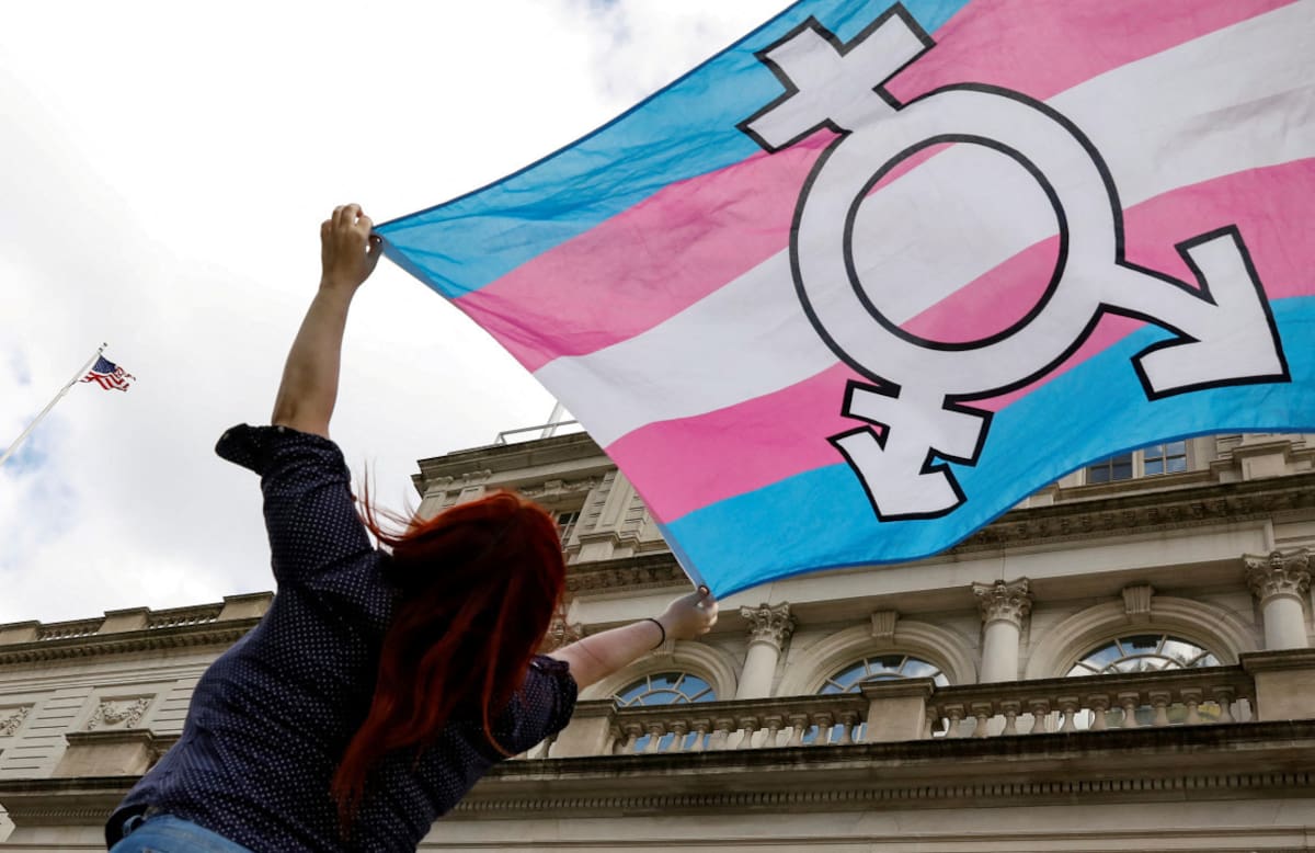 Manifestante en contra de las prohibiciones a los transgénero en EEUU. Foto: Reuters