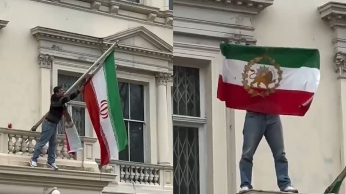 Manifestante retira la bandera de la República Islámica de Irán de la embajada en Londres y muestra la bandera de “El león y el sol”, considerada como símbolo de libertad.