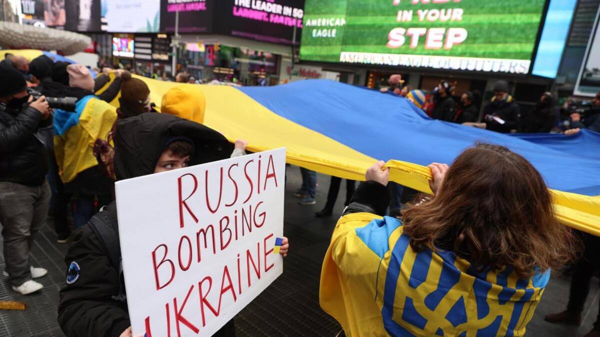 Manifestantes apoyan a Ucrania en Times Square, EFE