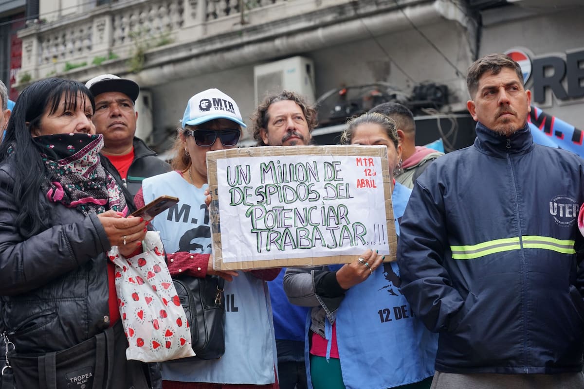 Manifestantes con carteles del Frente Nacional Piquetero