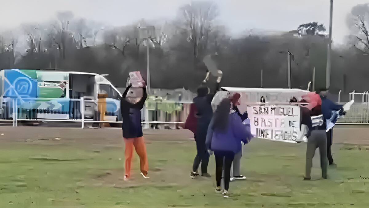 Manifestantes con pancartas. Foto: captura de pantalla Vía Szeta en X (Twitter).