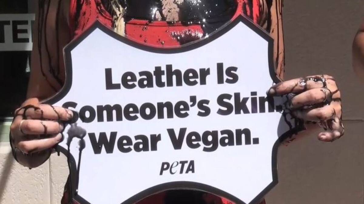 Manifestantes de PETA protestan contra el uso de pieles de animales en Miami. Foto: captura EFE