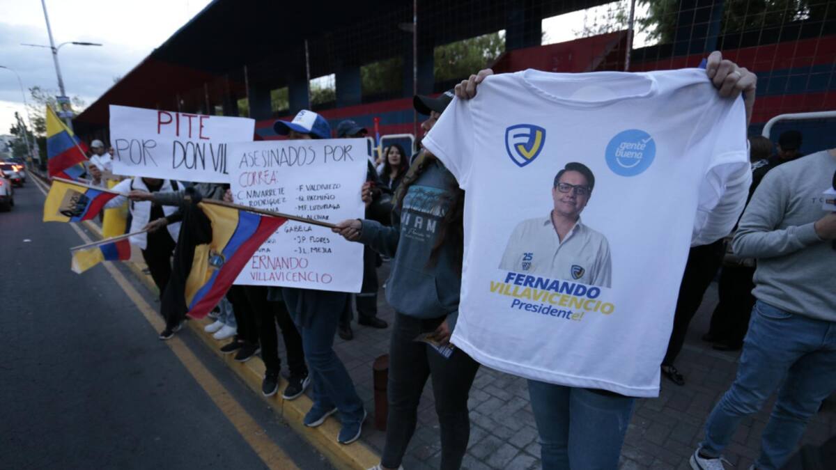 Manifestantes ecuatorianos tras el asesinato de Villavicencio. Foto: EFE