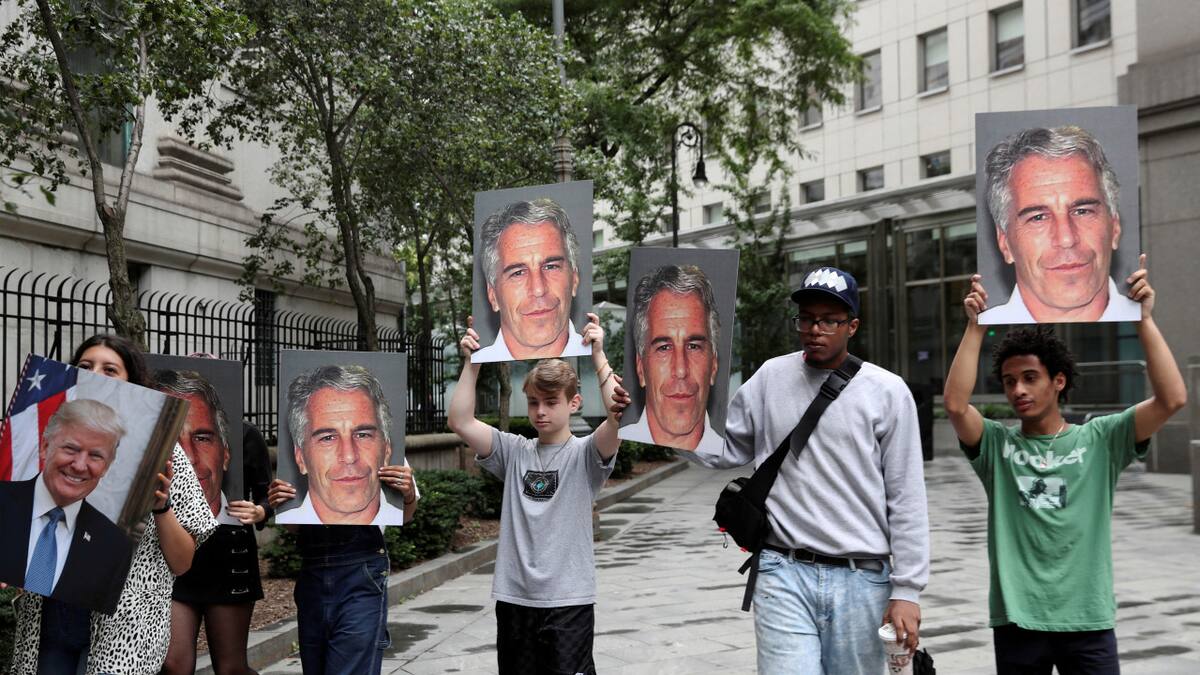 Manifestantes en contra de Jeffrey Epstein. Foto: Reuters.