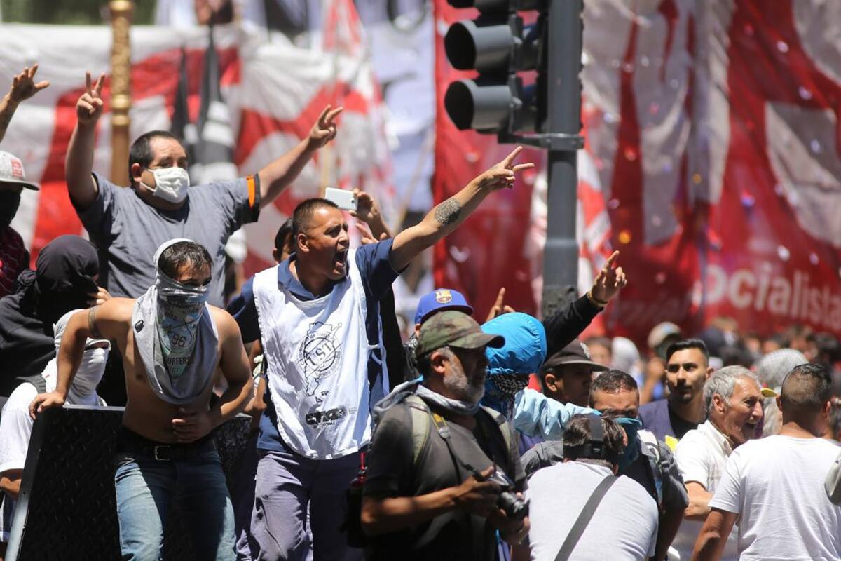 Manifestantes en el Congreso por Reforma Previsional (NA)