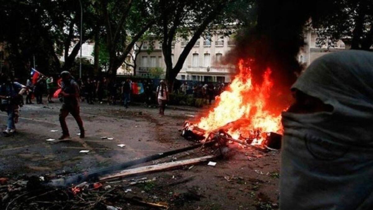 Manifestantes intentaron ingresar a la residencia del embajador argentino en Chile, Foto, Diario La Tercera