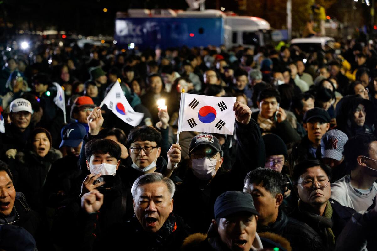 Manifestantes piden la renuncia de Yoon Suk-yeol tras el anuncio de Ley Marcial en Corea del Sur. Foto: REUTERS.