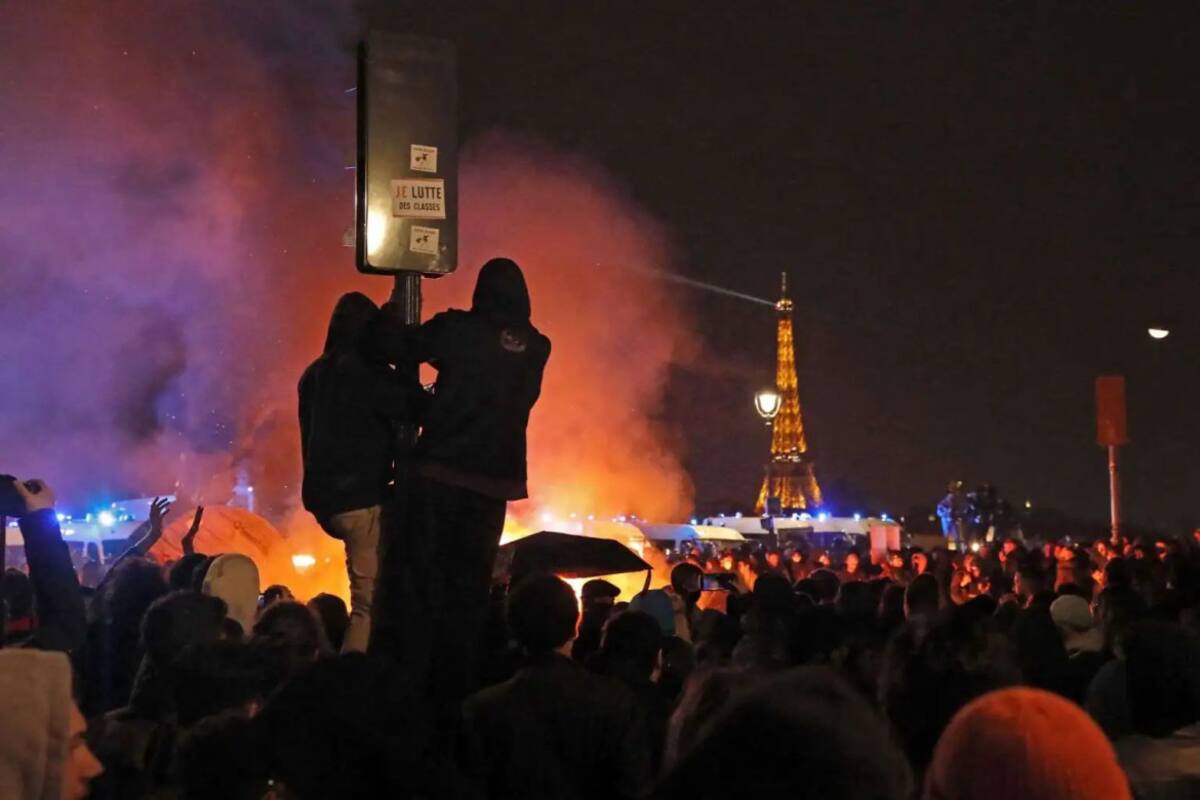 Manifestantes protestando contra la ley de reforma de las pensiones en París, Francia. Foto: EFE.