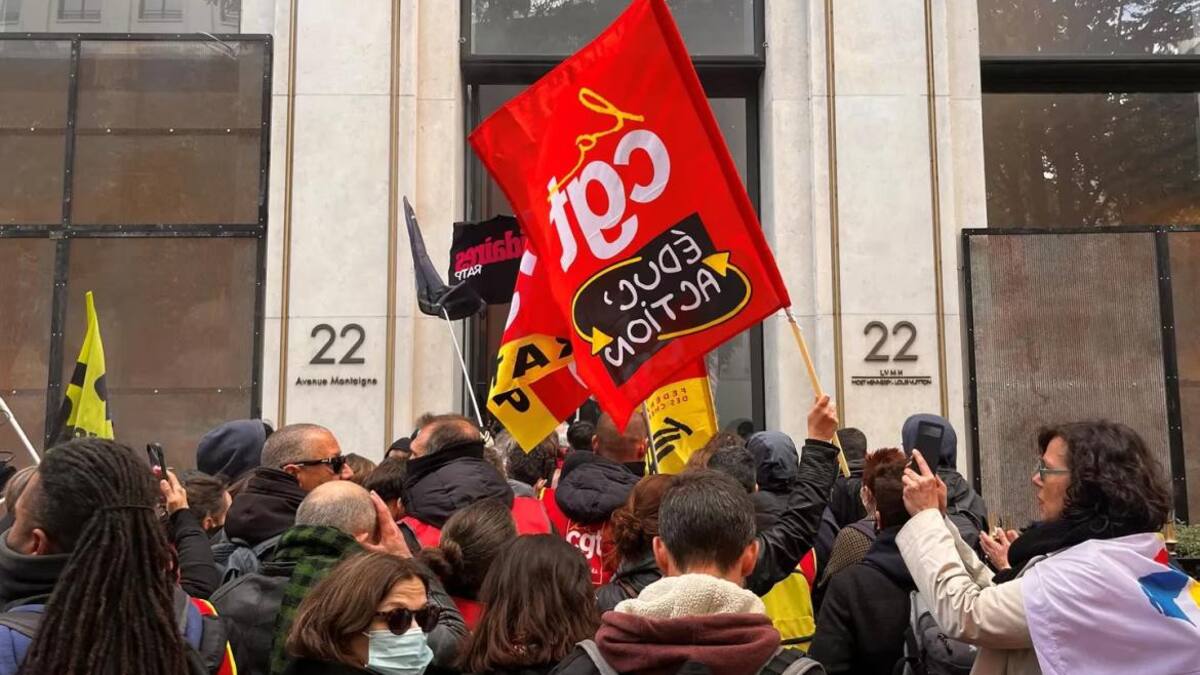 Manifestantes protestas ante un local de Louis Vuitton en París. Foto: Reuters