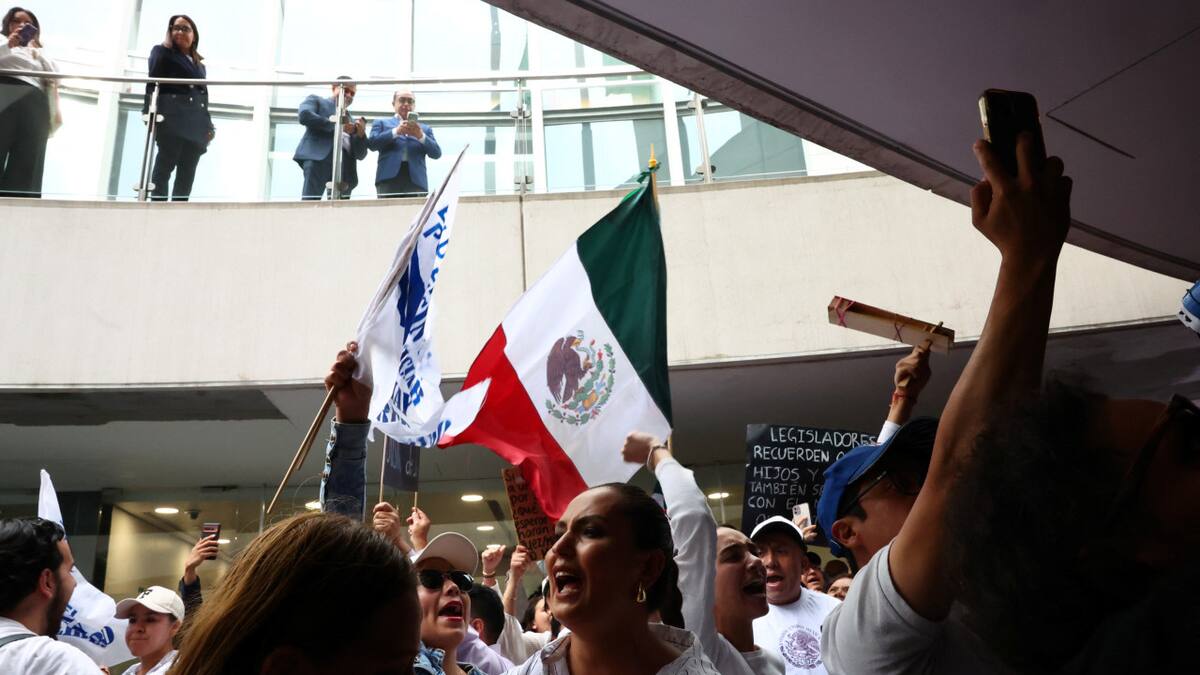 Manifestantes tomaron el Senado de México en pleno debate por la reforma judicial. Foto: REUTERS.