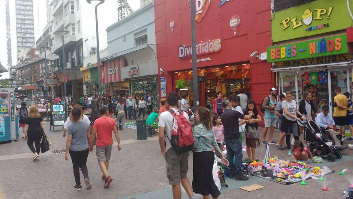 Manteros en la peatonal San Martín de Mar del Plata