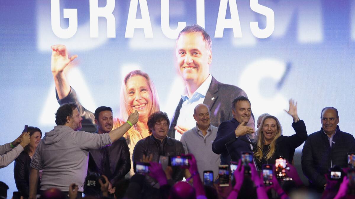 Manuel Adorni festejó el triunfo en las legislativas junto a Javier Milei y su Gabinete: "Hoy ganó la libertad, una vez más"