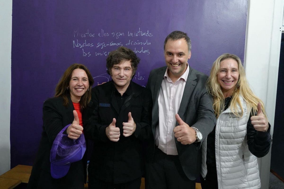 Manuel Adorni junto a Javier y Karina Milei. Foto: X @LLA_CABA