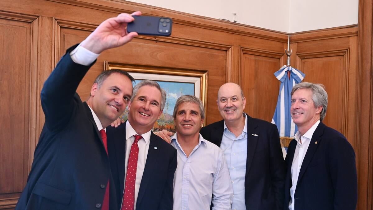 Manuel Adorni, Pablo Quirno, Federico Sturzenegger, Luis Caputo y Santiago Bausili.