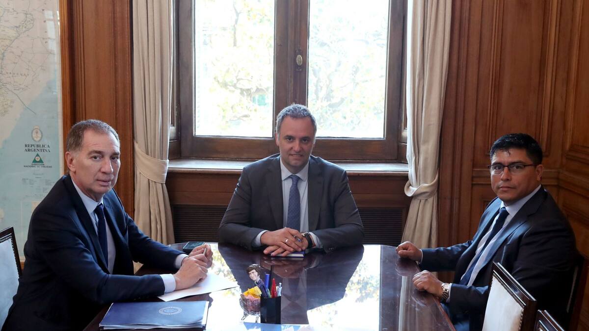 Manuel Adorni y Diego Santilli se reunieron con el gobernador de Santa Cruz, Claudio Vidal.