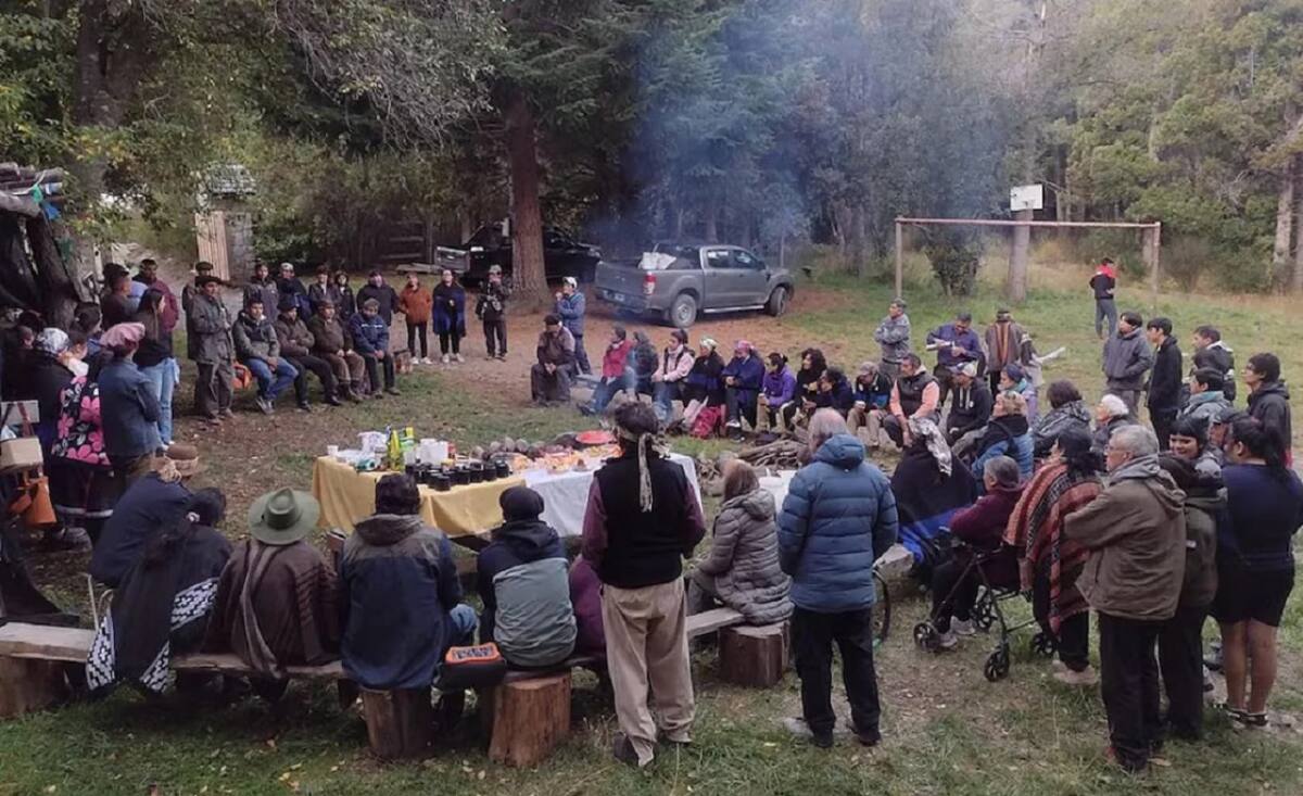 Mapuches bloquean acceso a un predio ocupado en Villa la Angostura. Foto: Facebook