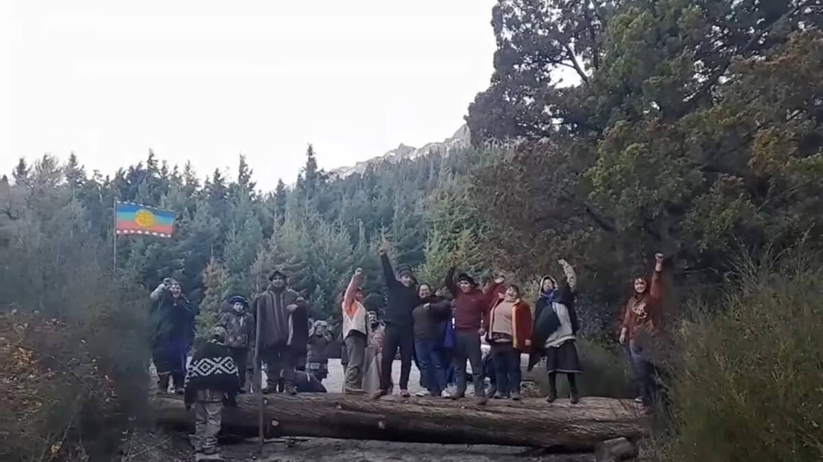 Mapuches bloquearon el acceso a un predio ocupado en Villa la Angostura para enfrentar una orden de desalojo