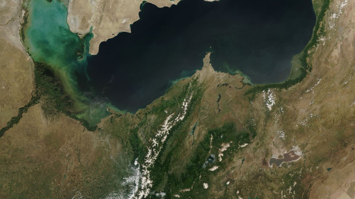 Por qué el lago más grande del mundo es un enigma: tiene 371 mil kilómetros y está entre dos continentes